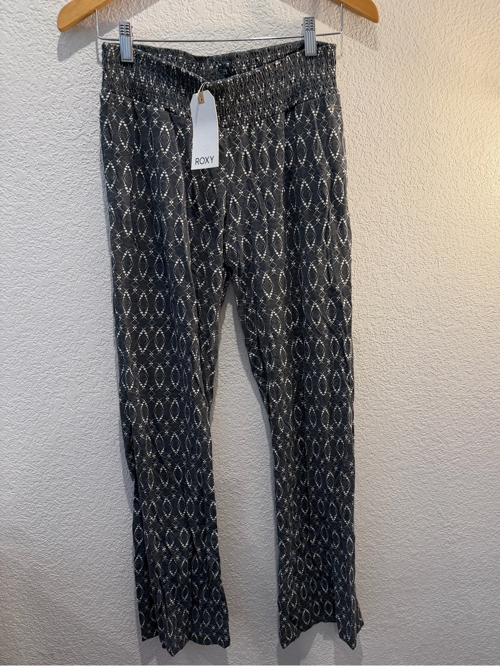 NWT size M Roxy Grey and White Geometric Print Waist Pants